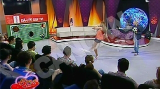 Bianca vrea sa il copieze pe Adrian Cristea! Invata sa joace fotbal!