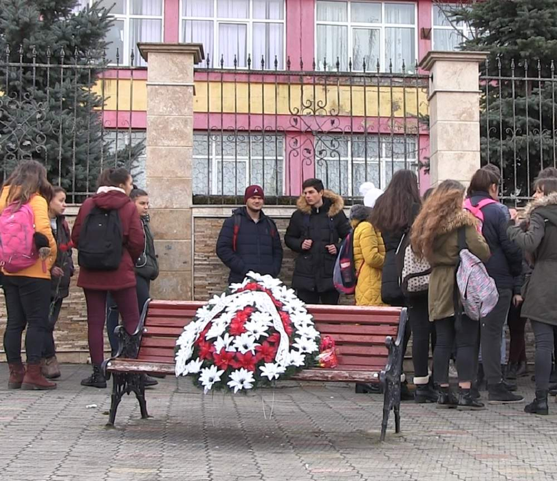 Elena, adolescenta de 15 ani sugrumată și otrăvită de propriul tată, a fost înmormântată. Gestul făcut de colegii ei. FOTO