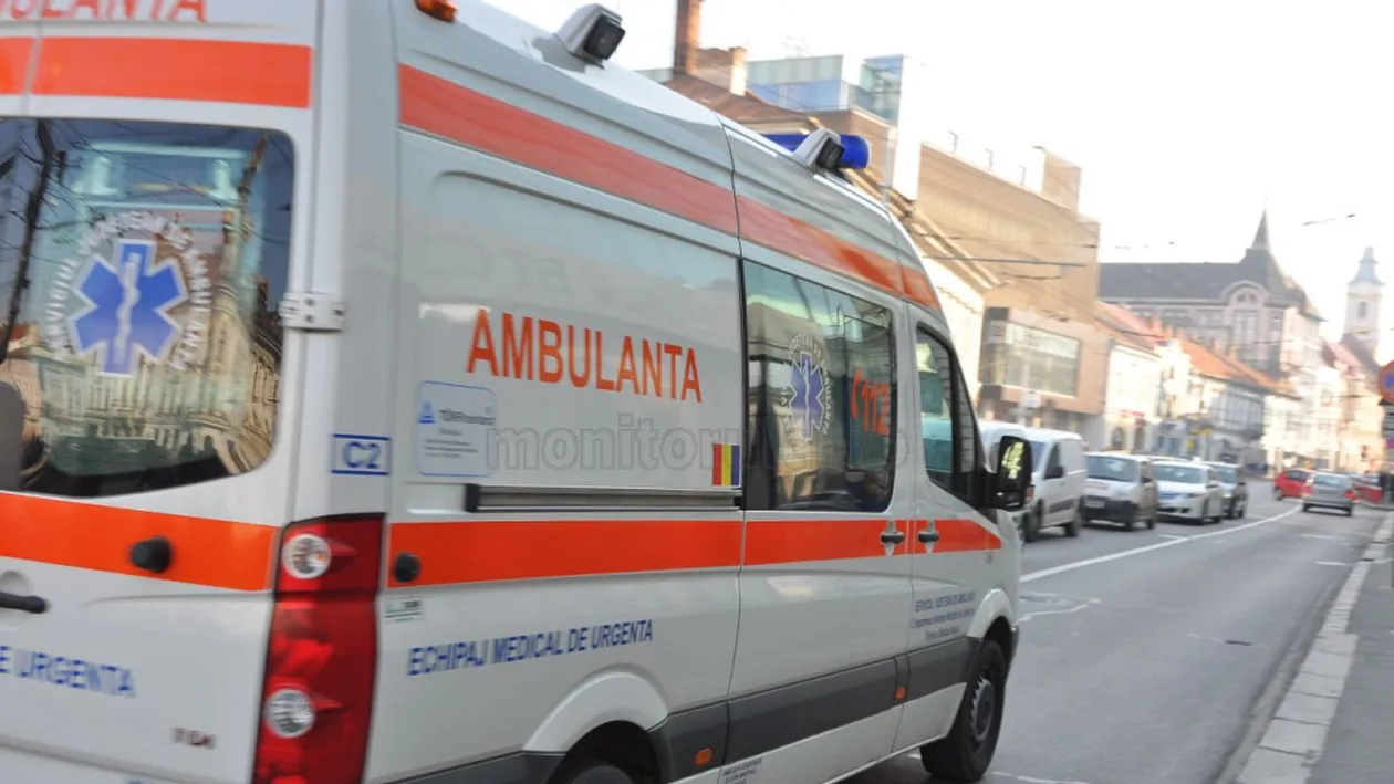 O ambulanță care transporta pacienți la dializă a fost lovită de o mașină. Cinci persoane rănite