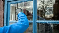 Cum speli geamurile fără dungi sau pete, în Săptămâna Mare. Soluția care îți face munca mai ușoară