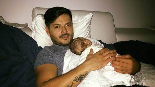 Liviu Vârciu, imagine de colecţie: cum işi adoarme fetiţa. A luat-o şi pe Carmina cu el!