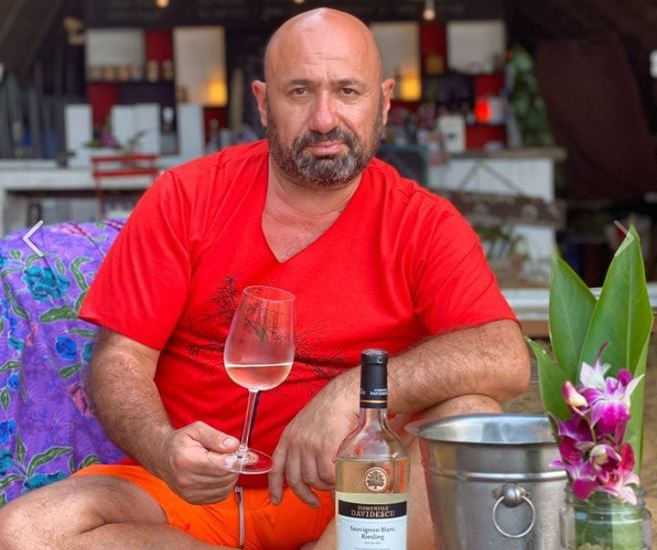 Chef Scărlătescu își asumă rolul de “tată” pentru fetița lui Smiley&Gina