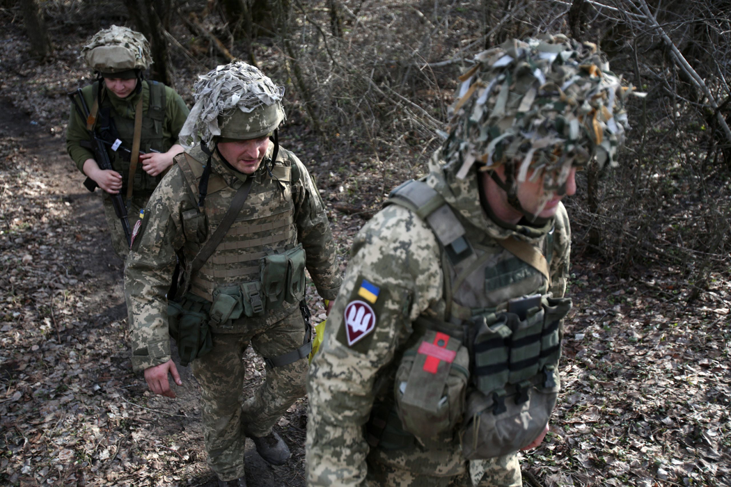 Militari ucraineani, în prima linie, în fața separatiștilor susținuți de Rusia, în apropierea orașului Schastia, lângă Lugansk, din estul Ucrainei, pe 23 februarie. (Sursa foto: profimedia.ro)