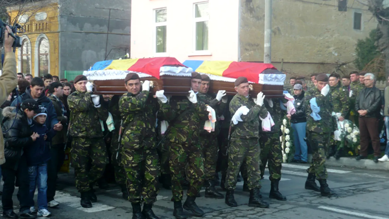 Militarii ucisi la Cincu au fost condusi pe ultimul drum