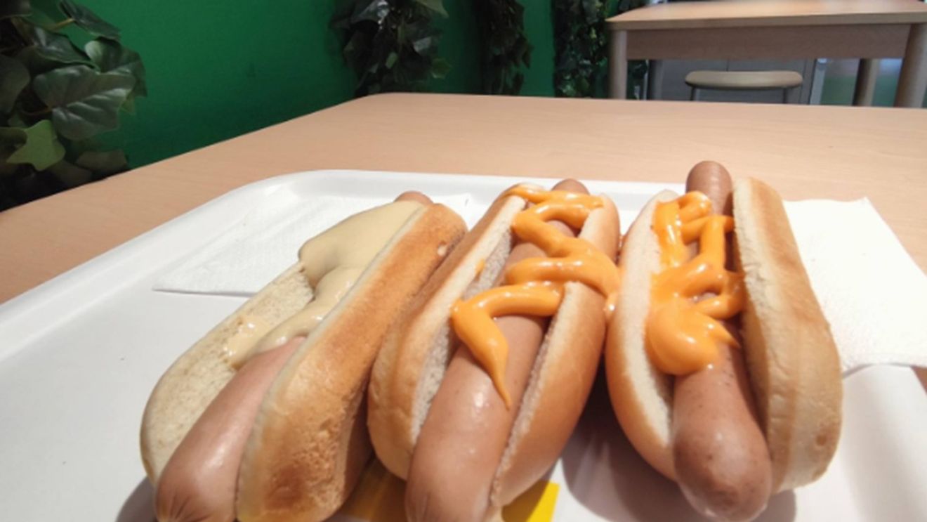Cât a plătit un bucureștean pentru trei hotdogi la IKEA. Prețul este surprinzător