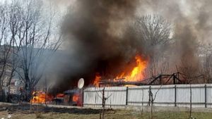 O mamă și trei copii au rămas pe drumuri după ce casa le-a luat foc. Gestul incredibil făcut de pompierul care a stins focul