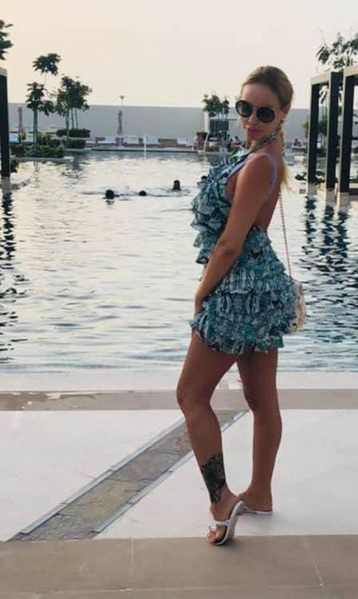 Flore Salalidis îi dă în judecată pe polițiștii care au filmat-o goală