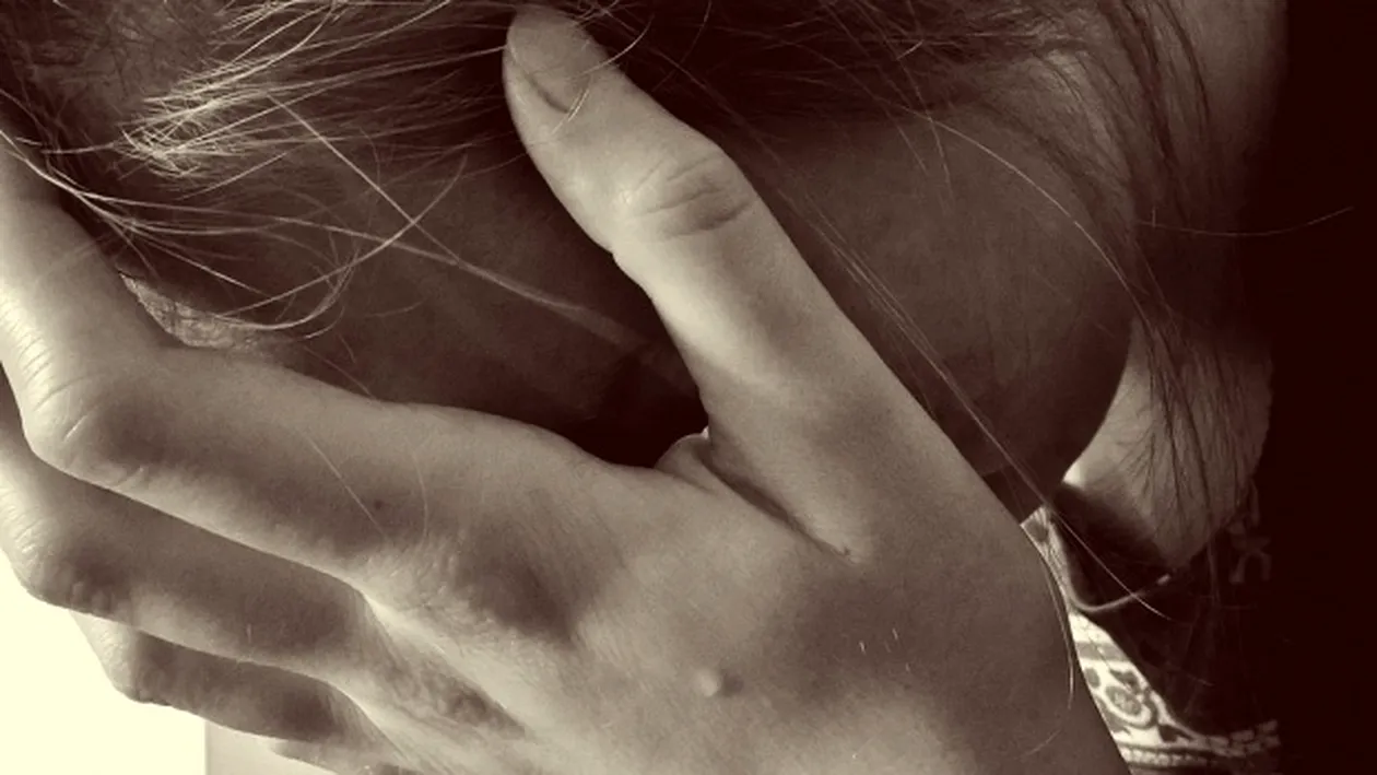 O minoră de 13 ani din Olt a fost violată de trei bărbați pe un câmp