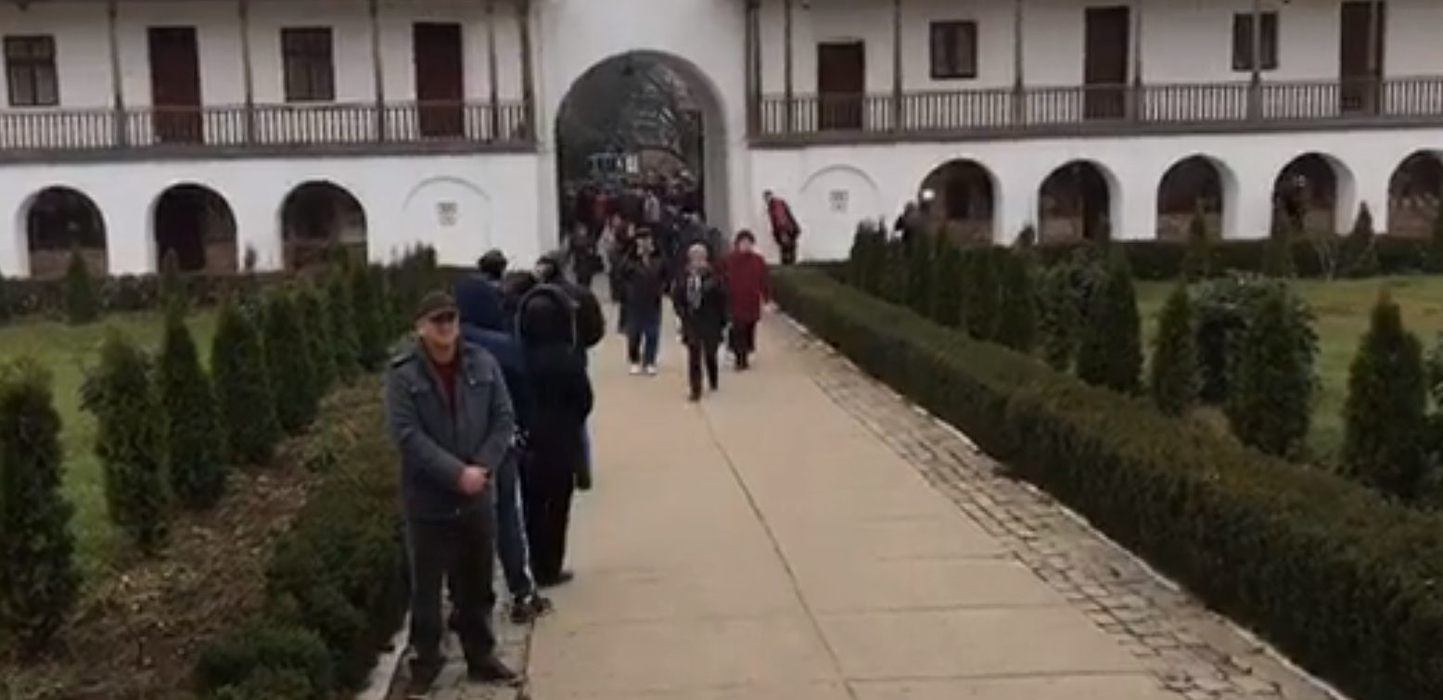 Sute de oameni au venit la Mănăstirea Cernica