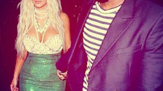 Kim Kardashian s-a costumat de Halloween intr-o superba sirena. Crezi ca ii sta mai bine blonda?