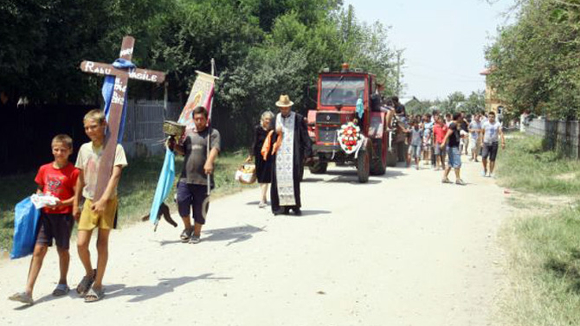 Tamango dus la groapa cu tractorul: "I-ar fi placut lui o limuzina, dar familia n-a avut bani nici de tamaie"