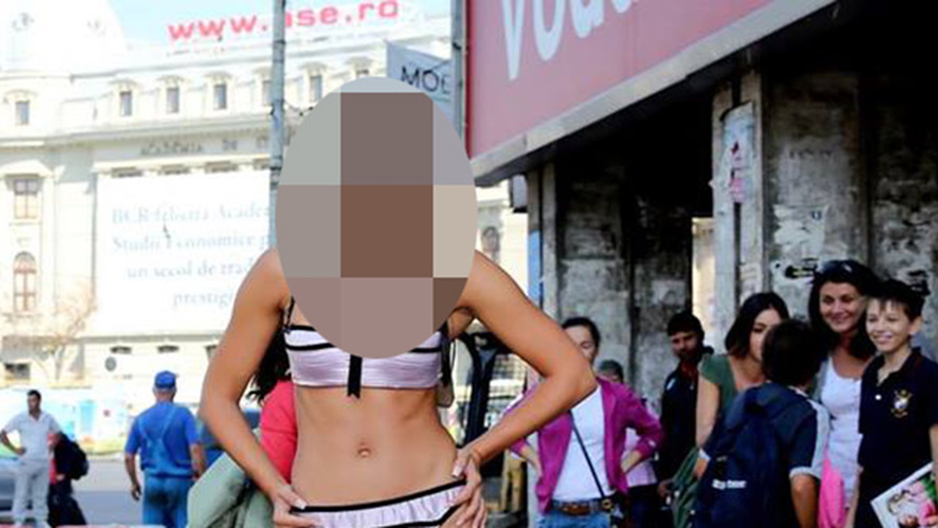 În sutien şi în chiloţi în faţa la ASE! Aşa a fost fotografiată o VEDETA cu doar căteva ore înainte de începerea şcolii