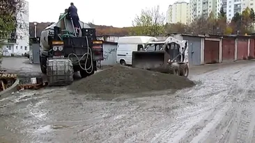 Te spargi de ras! Un Dorel de Cluj se da in stamba in fata colegilor si face “piruete”cu un excavator!