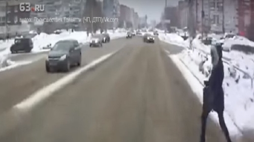 VIDEO. Imagini tulburătoare! O fată a supravieţuit după ce a fost lovită de două microbuze