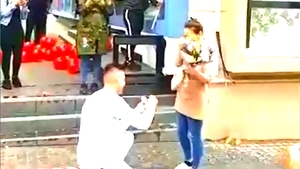 VIDEO emoționant. Cerere în căsătorie la coadă la covrigi. Modul original în care un craiovean și-a cerut iubita de soție în fața a zeci de oameni