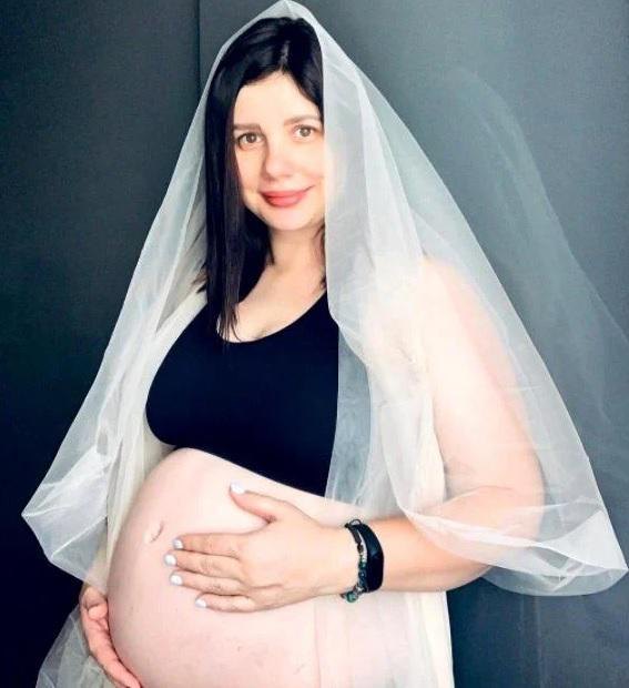 Influencerița care s-a căsătorit cu fiul ei vitreg, mai mic cu 14 ani, a născut o fetiță