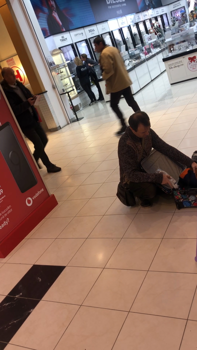 Aflat la mall, Călin Geambașu s-a pus în genunchi în fața unei hostese
