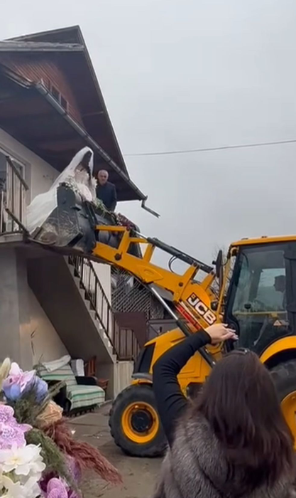 Nu e un banc! Cum au fost scoasă din casă această mireasă, în ziua nunții