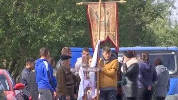 FOTO. Lacrimi și durere în localitatea Munteni-Buzău. 8 dintre victimele teribilului accident din Ialomița, conduse pe ultimul drum