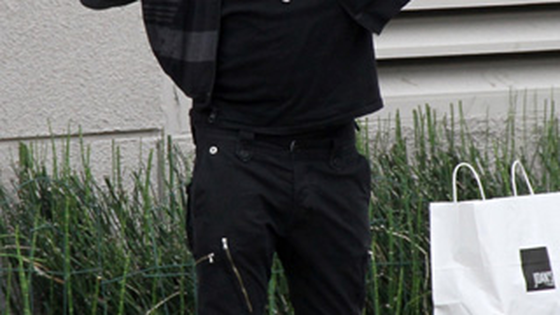Ce plictiseala pe David Arquette! A cascat si s-a scarpinat in plina strada!