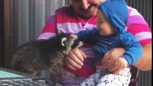 Imagini incredibile de acasă de la Nuţu Cămătaru. În braţe cu Cezar, Froni şi Coco!