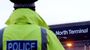 Un bărbat a fost arestat pe-un aeroport din Londra, fiind bănuit că e terorist
