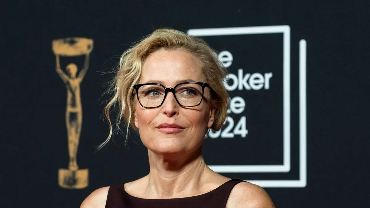 Ce secret are Gillian Anderson pentru frumusețea ei tinerească. Produsul de 42 de lei care nu îi lipsește