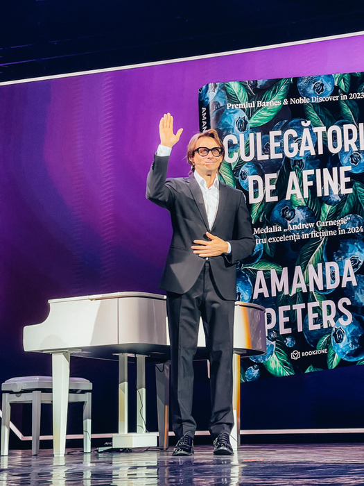 Marius Manole a înmânat un premiu