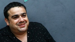 "Barbatul ideal are masina, tanar, musculos, vorba putina, toate hainele de firma!" Cat costa o camasa de a lui Adrian Minune