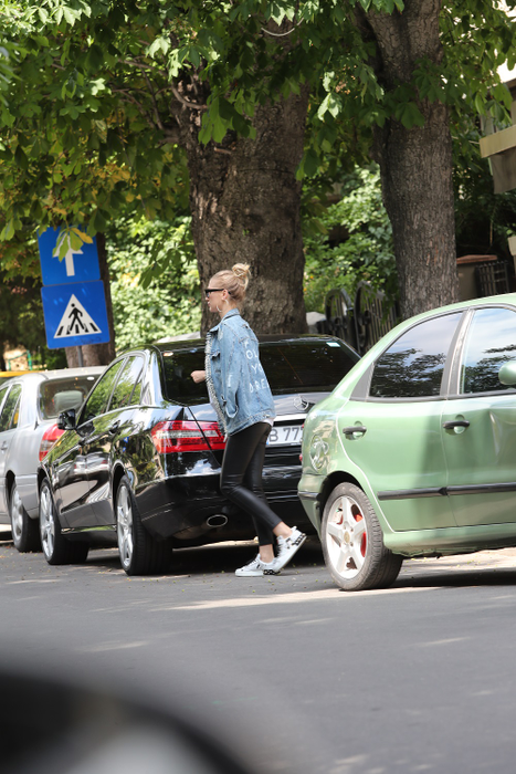 Ioana se grăbește spre casă, acolo unde o așteptă băiețelul cuplului