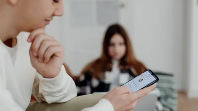 Accesul la rețelele sociale, INTERZIS pentru tinerii sub 16 ani din Marea Britanie. Motivele