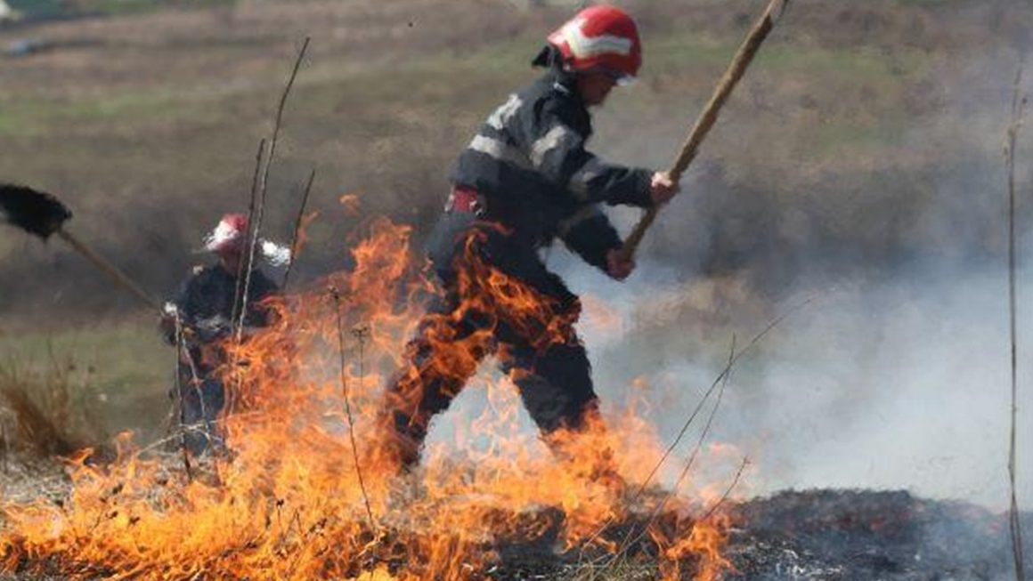 Incendiu de vegetație uscată, întins pe trei hectare, în Prahova