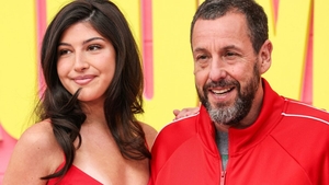 De ce intră Adam Sandler în piscină cu șosetele în picioare. Fiica actorului a dezvăluit motivul neașteptat