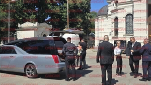 Irina Loghin a apărut susținută la slujba de înmormântare a soțului ei. Cântăreața a avut nevoie de ajutor să intre în biserică