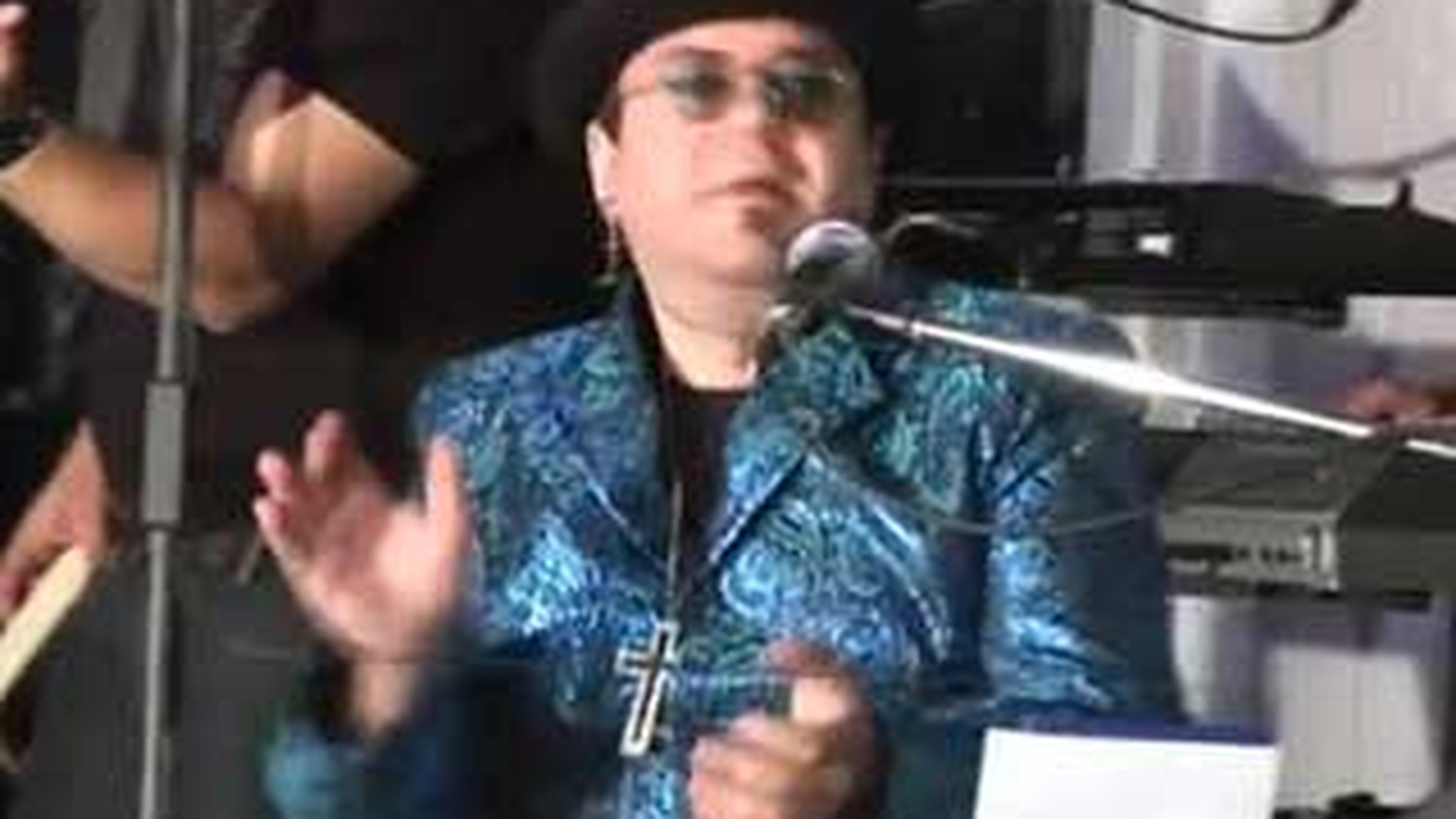 VIDEO Dragos Mostenescu il imita pe Elton John si ii iese foarte bine: "Multa lume habar n-are ca eu cant destul de bine"