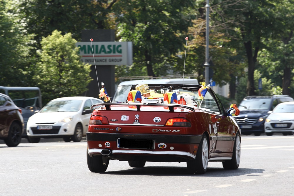 Oglinzile retrovizoare, tetierele, sistemul de decapotare, toate învăluite în steagul României