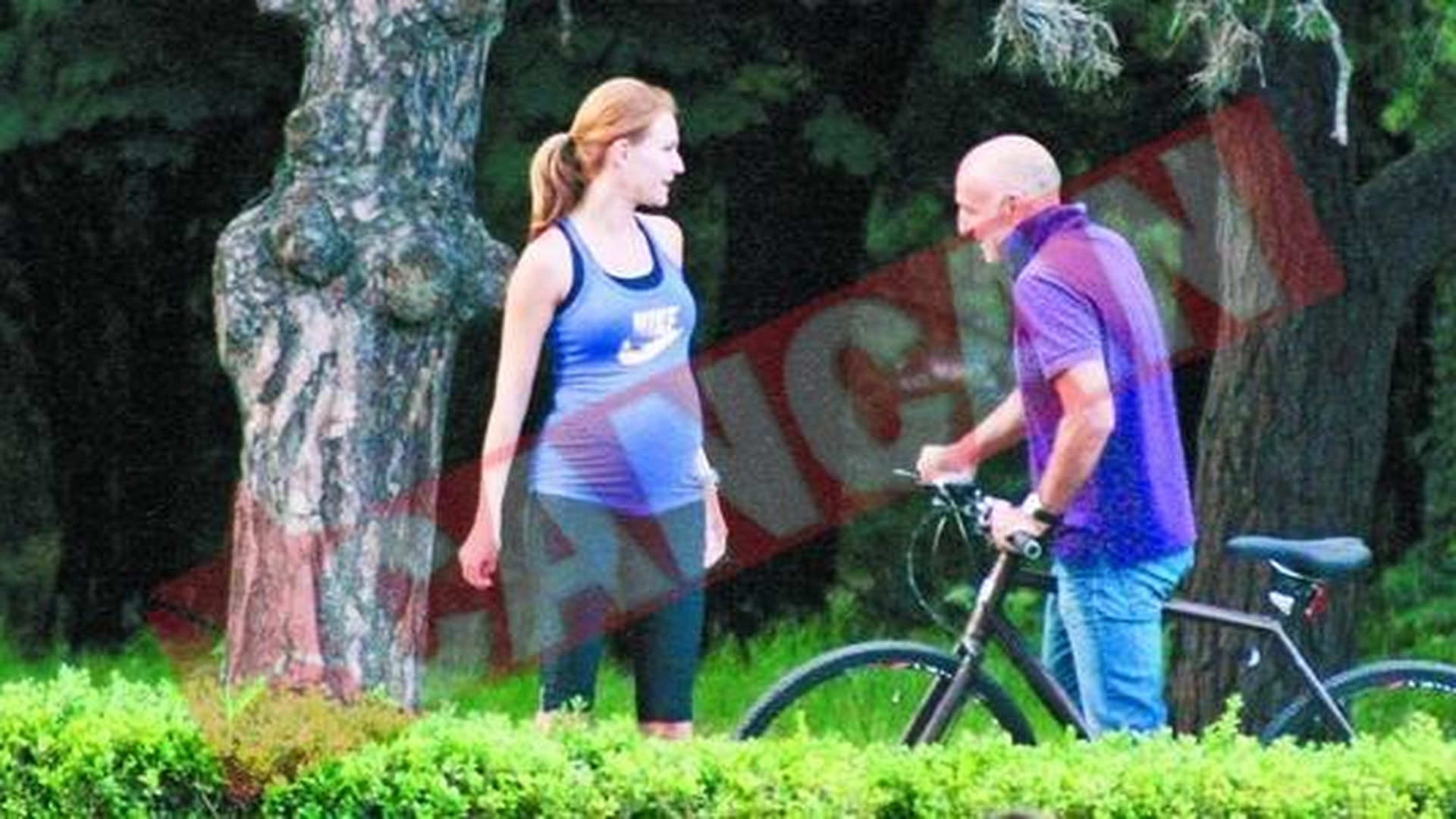 Dana Razboiu si-a scos burtica si sotul la plimbare