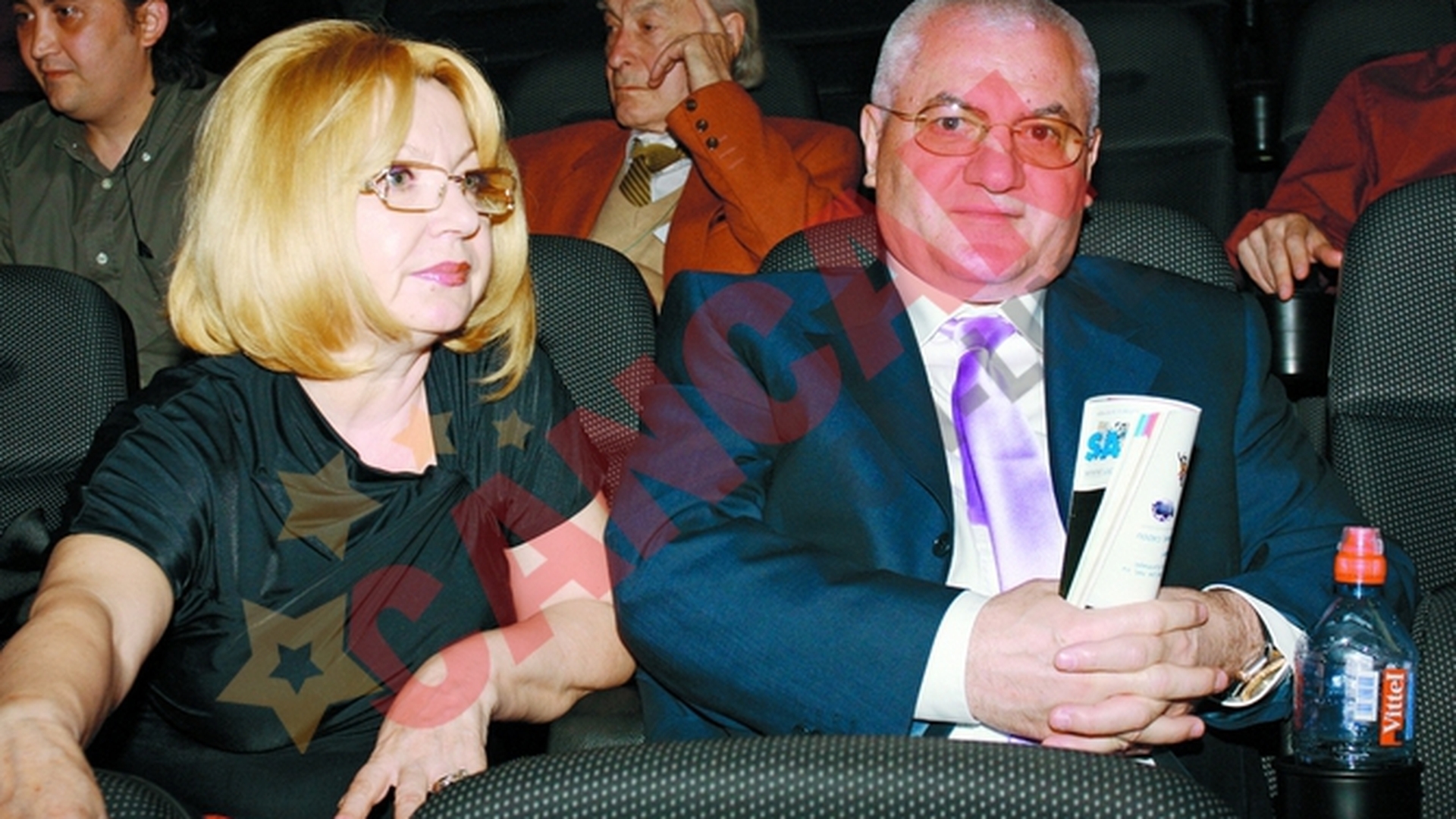 I-a luat cadou o geanta de fita