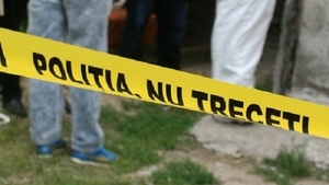 Un bărbat din Vaslui s-a spânzurat de creanga unui nuc din spatele casei