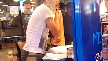 Bărbierul din Ghencea! Un fotbalist stelist a ajuns să se radă în mall în faţa tuturor! Afla de ce