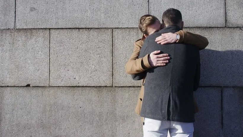 Unul dintre cei mai cunoscuti homosexuali din Romania, in pat cu un alt barbat! Imaginile au ajuns deja pe net!