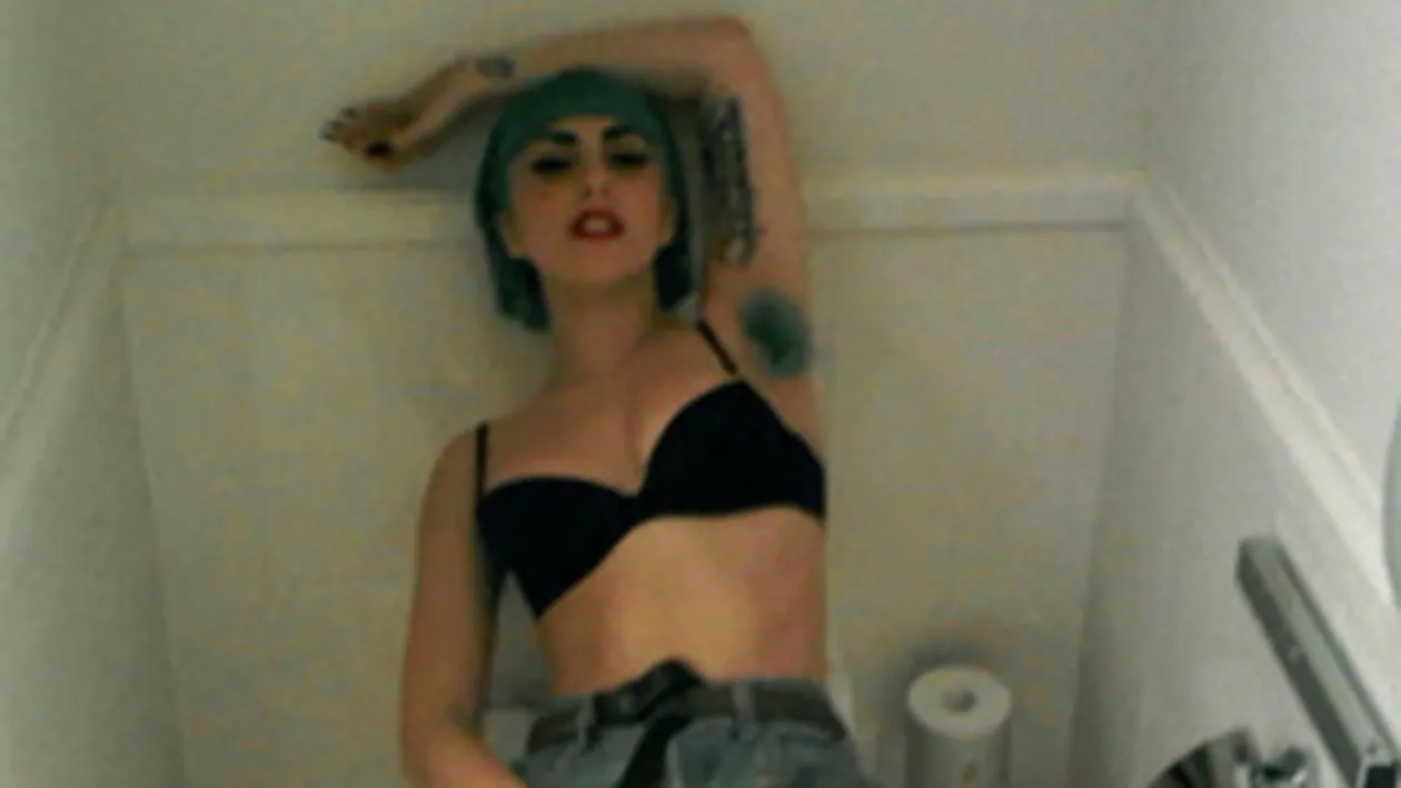 Lady Gaga se relaxeaza pe WC