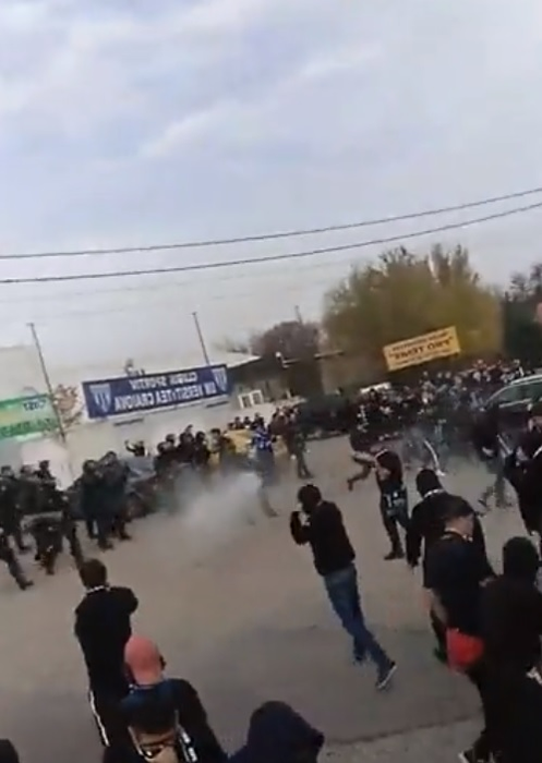 Violențe la Craiova, înainte de meciul  CSU II - FCU. Jandarmii au dat cu gaze lacrimogene