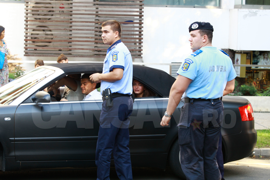 Imagini şocante filmate ieri, ora 16.00 în mijlocul Bucureştilor. Cristi Boureanu, reţinut în trafic după ce şi-a bătut fiica! Fata de 15 ani urla ca din gură de şarpe ca să fie salvată: ”Mă ia acasă, mă rupe-n bătaie!”
 Patru maşini de Poliţie şi o dubă de Jandarmi au intervenit ca s-o scape pe adolescentă, iar CANCAN.ro a filmat în exclusivitate operaţiunea de eliberare!