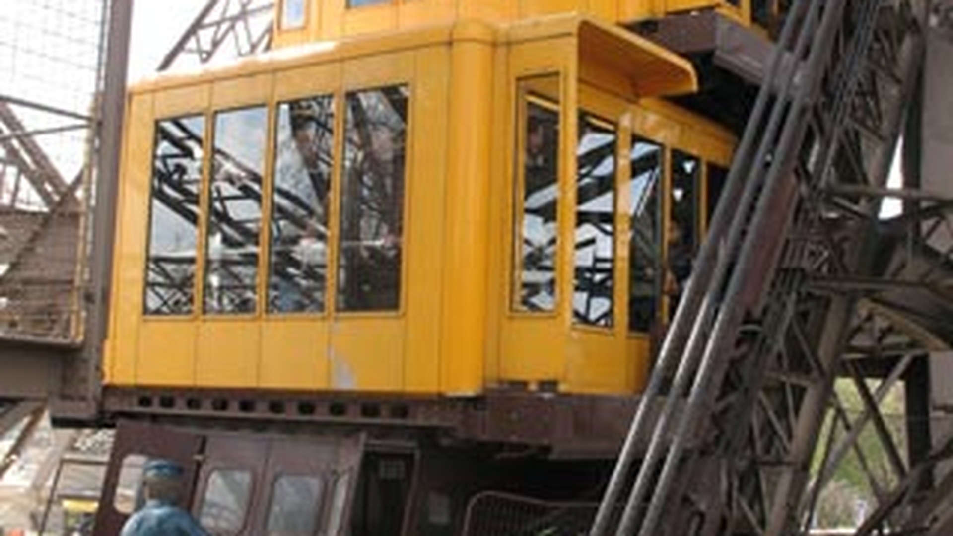 Un lift al Turnului Eiffel s-a prabusit in gol