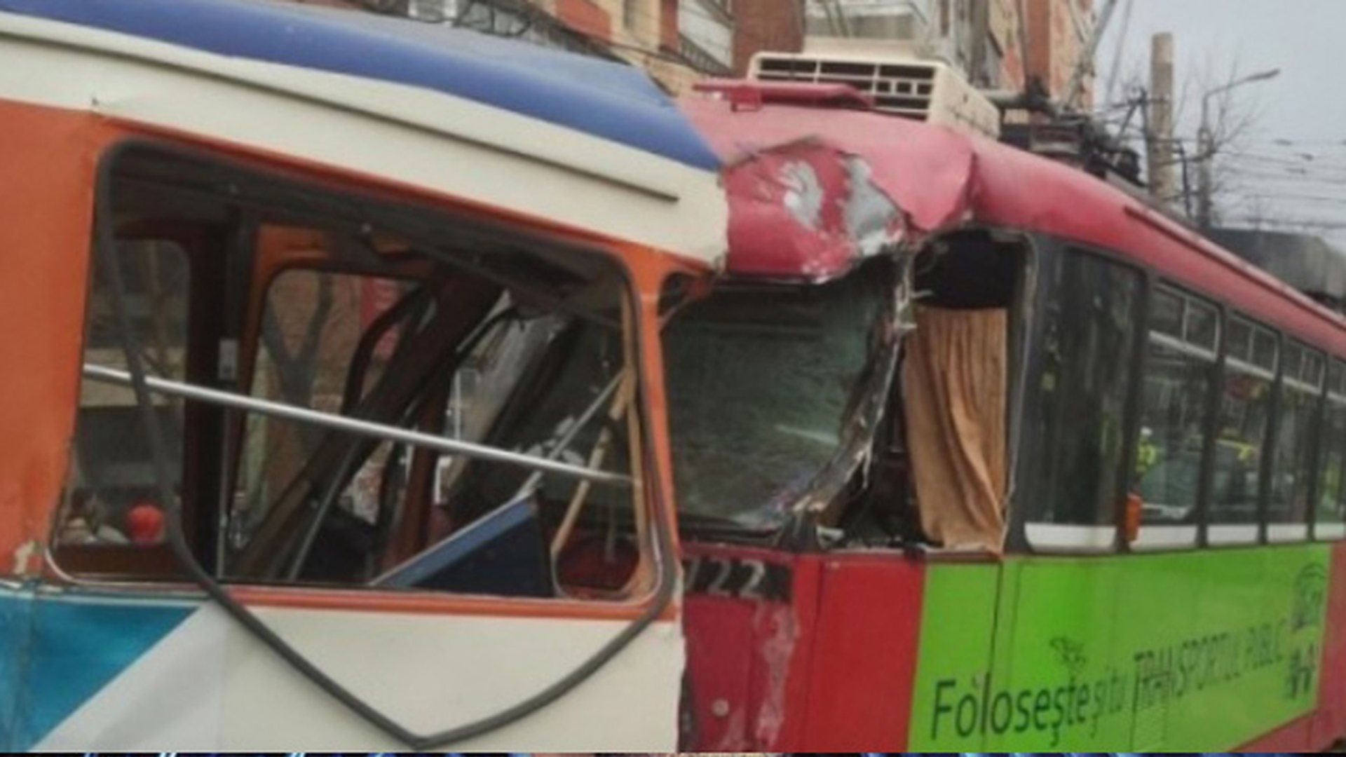 Doua tramvaie s-au ciocnit! Patru oameni au fost transportati la spital