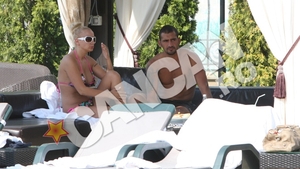 Ce blonda i-a sucit mintile unui fotbalist celebru? Sanii ei siliconati l-au facut sa saliveze ca un adolescent!