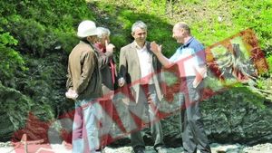 Podul presedintelui de la Lainici, luat de ape