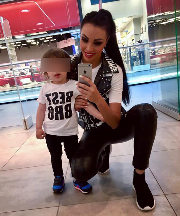 Micuțul locuiește alături de mama lui, Andreea Podărescu, tatăl are dreptul la vizite