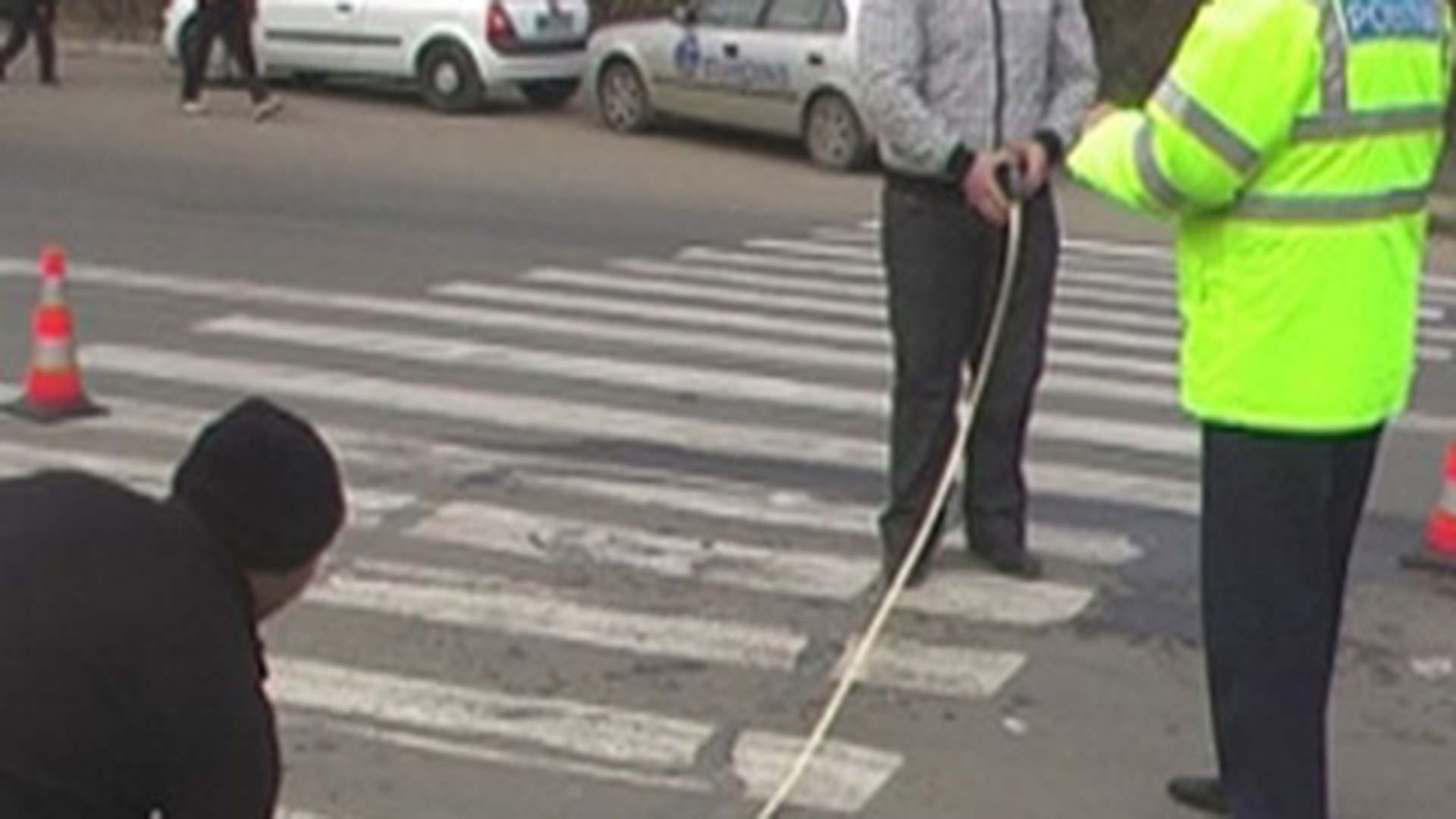 Un taxi a lovit trei persoane pe o trecere de pietoni din Drobeta Turnu Severin